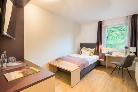 Ankerlink Einzelzimmer: Aufnahme mit gemütlichem Einzelbett, Minibar und Schreibtisch