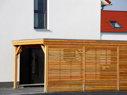 Hochwertiges Carport mit Holzverkleidung