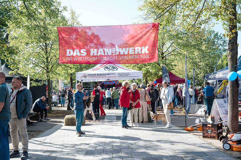 Zahlreiche Besucher beim Tag des Handwerks auf dem Marktplatz in Hermannsburg