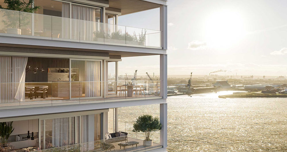 Es sind Balkone eines Hochhauses zu sehen, dahinter liegt der Hamburger Hafen.