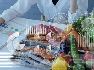 an image depicting a dietitian trying to create an HIV diet and nutrition plan