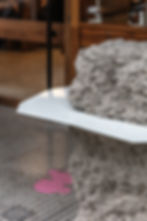 CUPLA ARQUITECTURA-HOBBY MALABIA HOTEL KRISTA DETALLE CHAPA PINTADA AL HORNO INSERTADA EN TOTEM HORMIGON MARTELINADO IN SITU