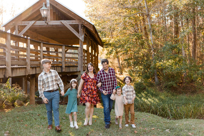 Family photo poses | Pose ideas for family portraits | Alabama family photographer