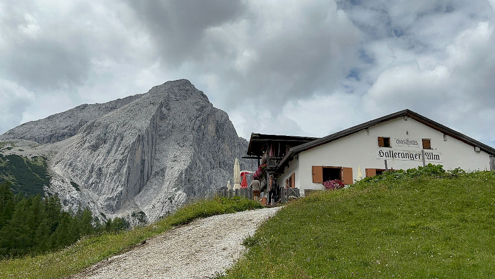 Almhütte vor Bergmassiv in Tirol