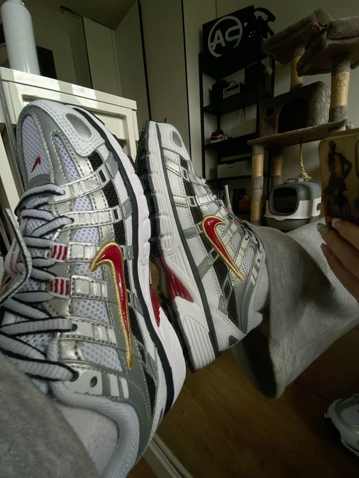 NIKE P-6000 TRAINER METALLIC SILVER RED