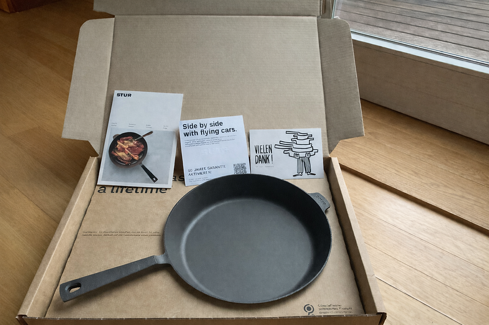 STUR Gusseisenpfanne 28 cm in Kartonverpackung mit Anleitung beim Auspacken