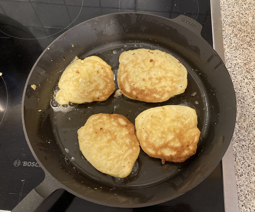 Kleine Käse-Pfannkuchen in der STUR Gusseisenpfanne beim ersten Gebrauch gebraten