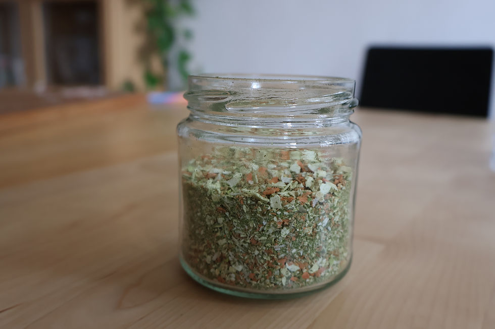 Selbst gemachtes Gemüsebrühe-Pulver im Glas, ohne Zusätze