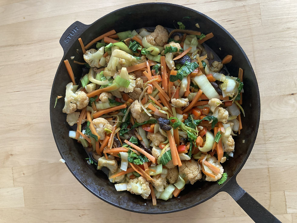 STUR Gusseisenpfanne 28 cm mit gebratenem Gemüse aus Blumenkohl, Karotten und Pak Choi im Alltagstest