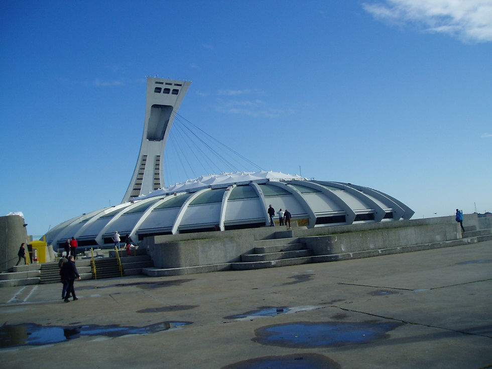 Aus der Nähe beeindruckt die futuristische Architektur des Olympiastadions. Fotos: Helmut Heimann