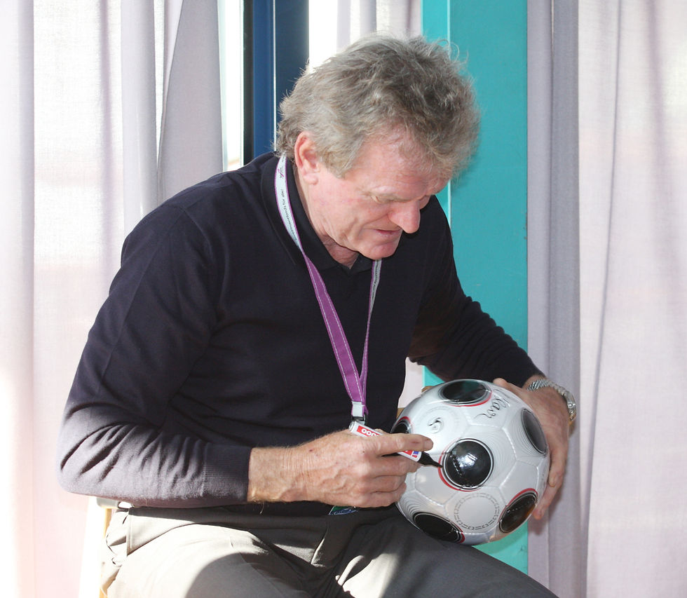 Torwart-Idol Sepp Maier schrieb viele Autogramme für seine Fans im Banat. Foto: Eibner-Pressefoto