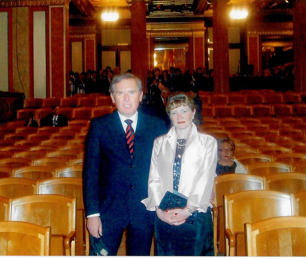 Gerti und ich im Goldenen Saal des Musikvereins vor Beginn des Neujahrskonzerts der Wiener Philharmoniker. Foto: privat