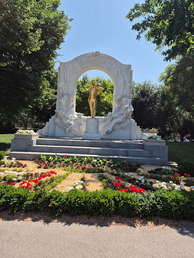 Das oft fotografierte Denkmal von Johann Strauss im Stadtpark.