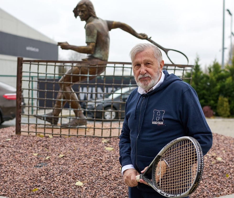 Zwei Epochen, eine Legende: Der gealterte Freigeist Năstase vor seinem jüngeren Ich aus Bronze in Bukarest.