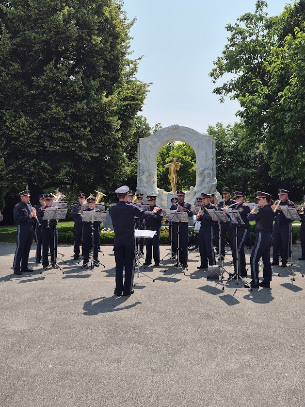 Vor dem Denkmal bietet die Wiener Polizeimusik beliebte Strauss-Stücke dar.