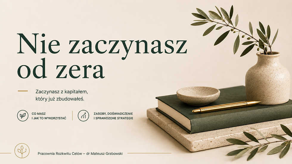 Grafika z hasłem „Nie zaczynasz od zera” przedstawiająca notes, ceramikę i roślinę jako metaforę wykorzystania dotychczasowych kompetencji, doświadczenia i zasobów w zmianie kariery. Pracownia Rozkwitu Celów – dr Mateusz Grabowski.