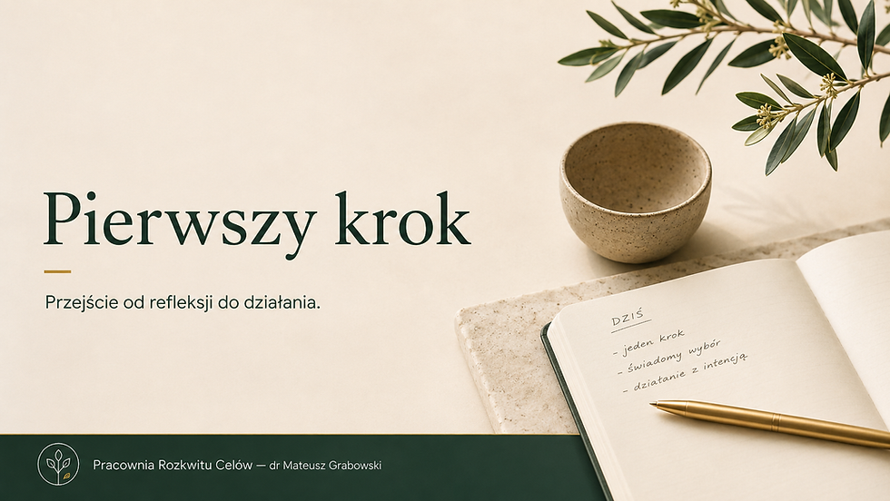 Grafika z hasłem „Pierwszy krok” przedstawiająca otwarty notes, złote pióro i roślinę, symbolizujące przejście od refleksji nad karierą do konkretnego działania. Pracownia Rozkwitu Celów – dr Mateusz Grabowski, coach kariery i rozwoju osobistego.