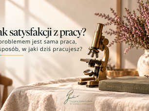 Wrzosy, książki i mosiężny mikroskop w jasnej, eleganckiej aranżacji. Napis: „Brak satysfakcji z pracy: czy problemem jest sama praca, czy sposób, w jaki dziś pracujesz?”.” Grafika „Gdzie naprawdę znajduje się problem?