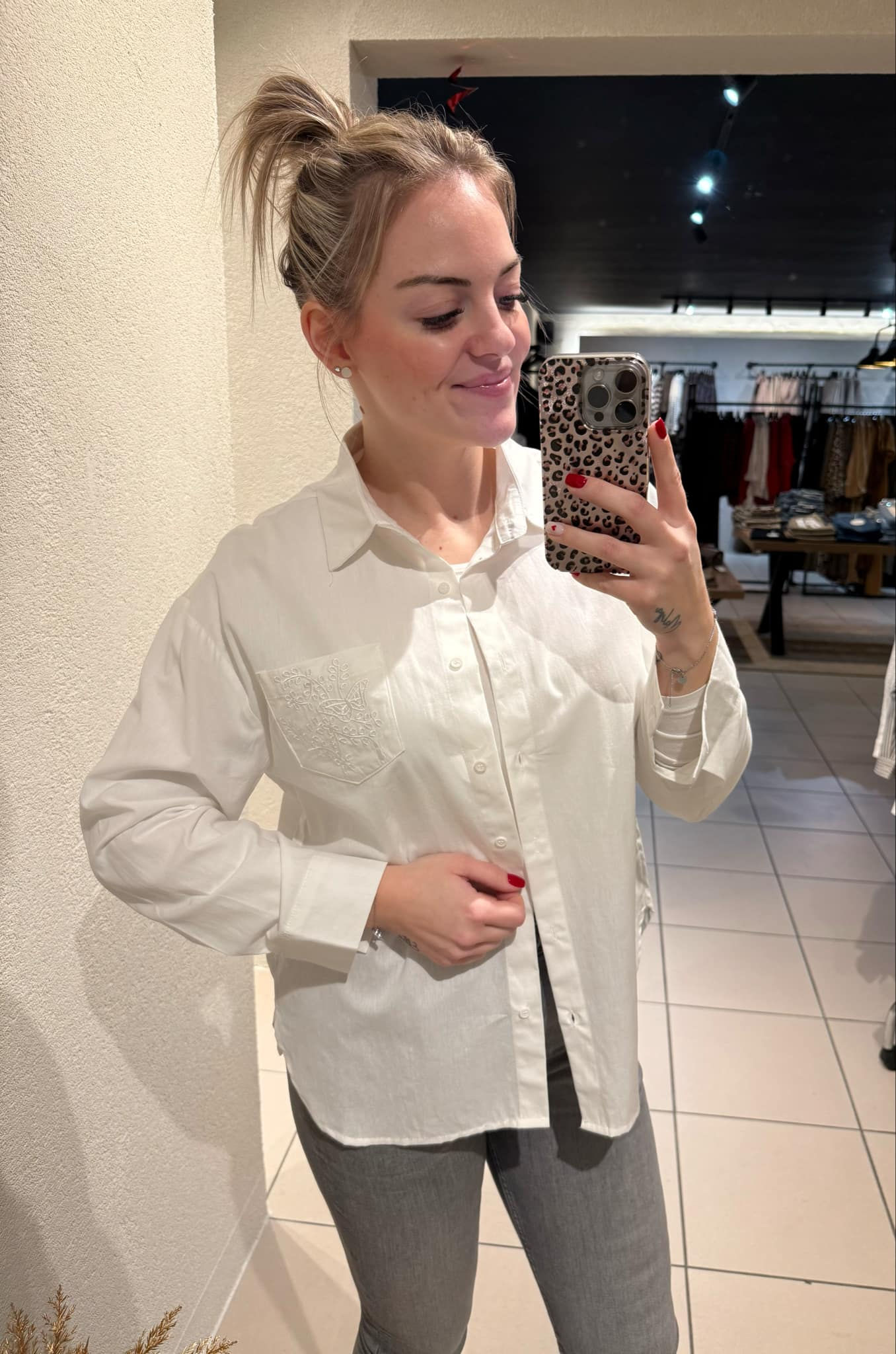 Chemise blanche poche brodée 