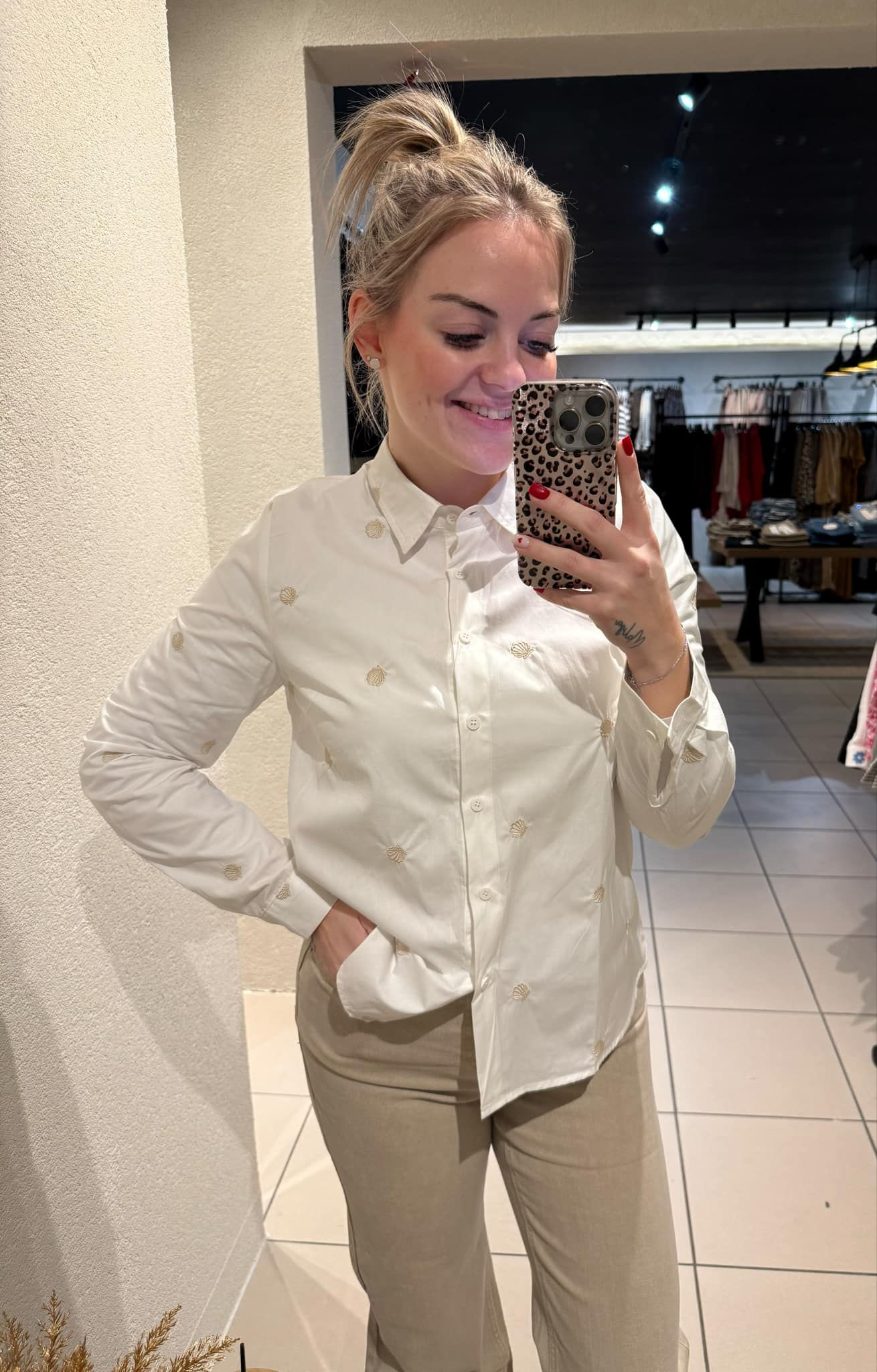 Chemise blanche motif beige 