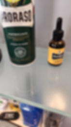 Proraso Pflegeprodukte: Tube und Pipettenflasche auf Regal