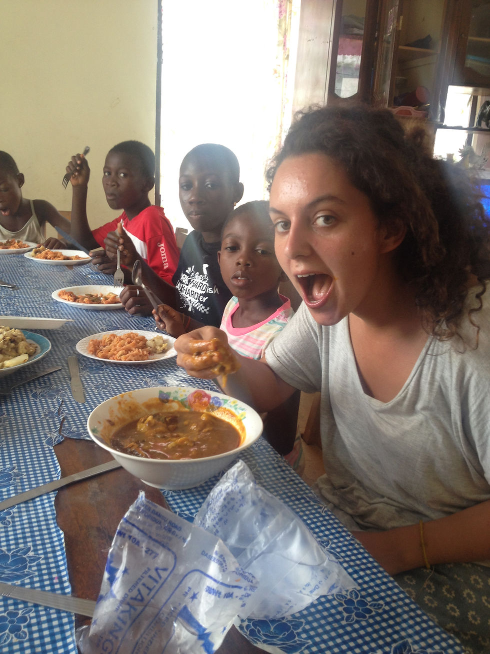 La obruni come banku mientras los niños comen macarrones que desearían cambiar por el banku.