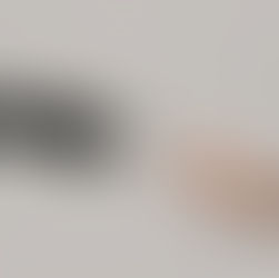 Menselijke hand raakt robothand aan