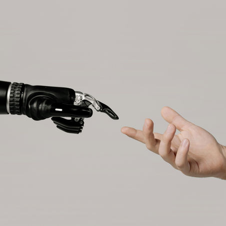 Menselijke hand raakt robothand aan