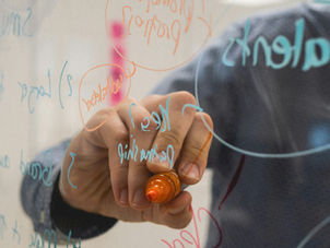 Whiteboard met stift in beeld