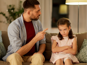 Un père qui réprimande sa jeune fille.
