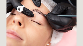 Microblading Behandlung: feine Pigmentstriche werden praezise in die Augenbraue eingearbeitet.