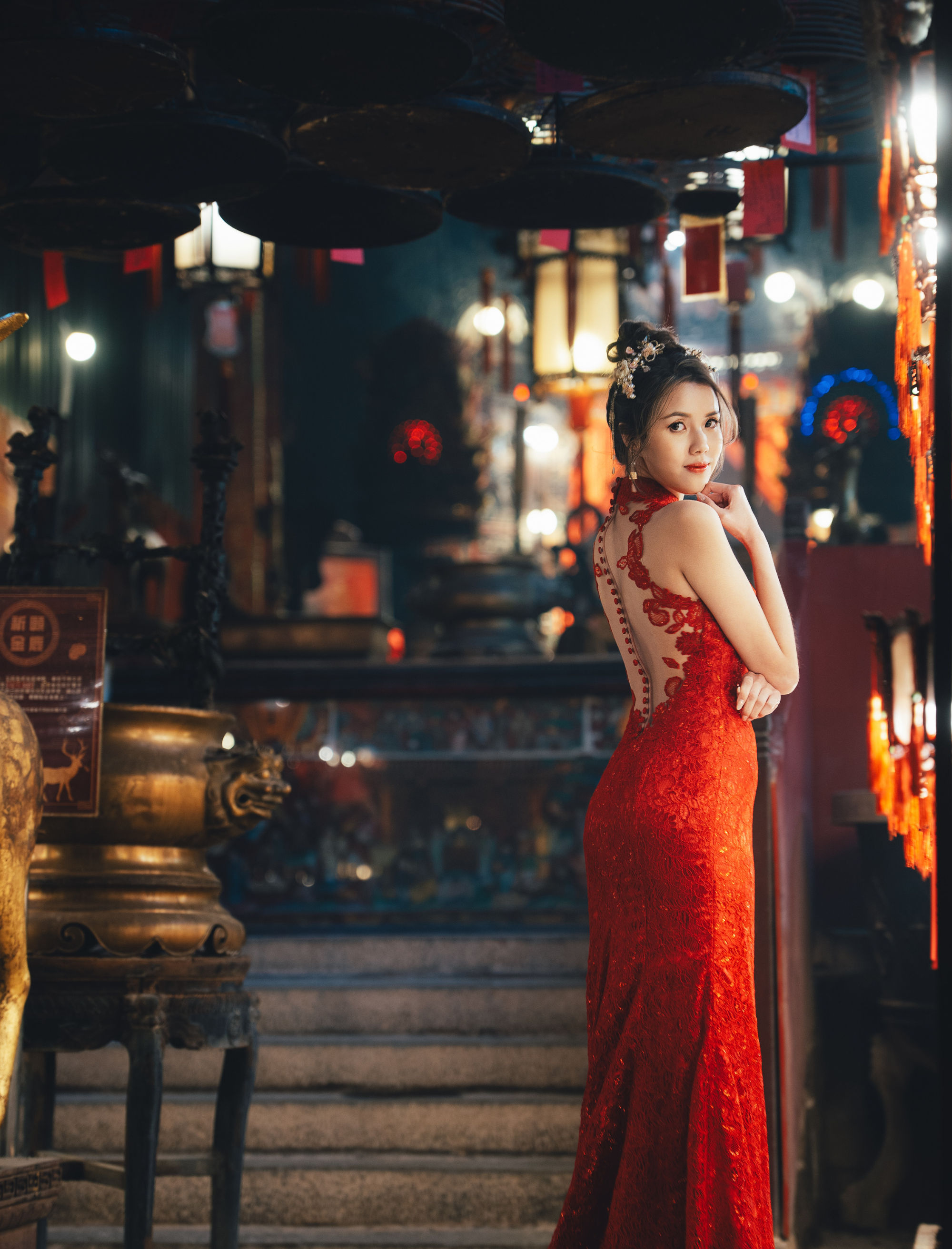 bride doing photo shooting in red qipao