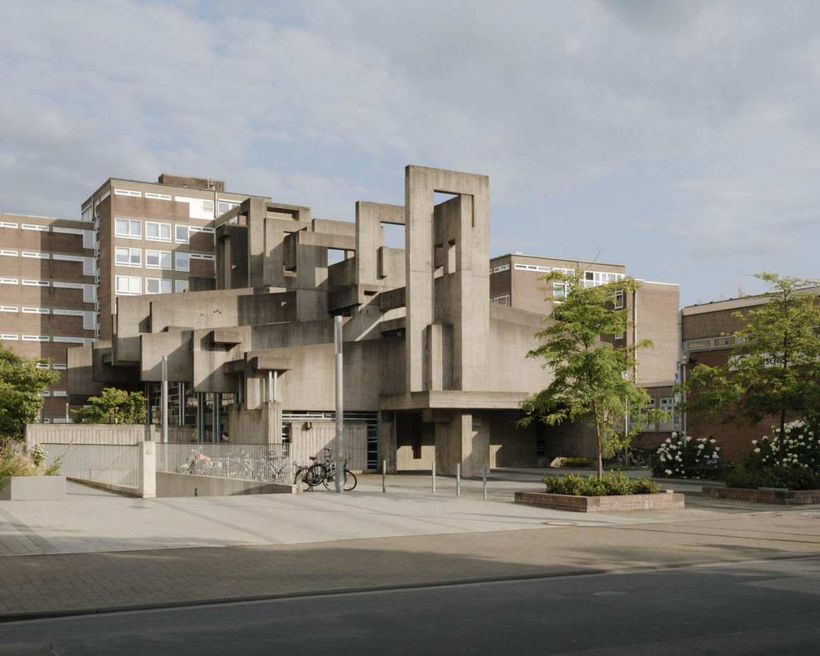 Kirche, Hl. Johannes XXIII., Köln, Brutalismus, Sichtbeton, Baum, Wurzel, KHG — Marvin Schwienheer, Architektur, Architekturfotografie, Design, Fotografie, Innenarchitektur, Interior Design, Interiorfotografie