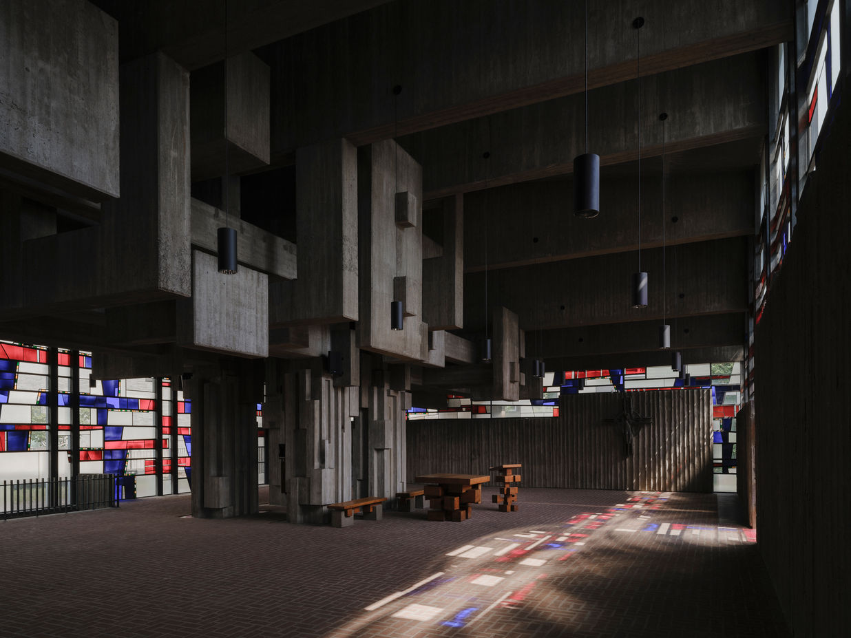 Kirche, Hl. Johannes XXIII., Köln, Brutalismus, Sichtbeton, Baum, Wurzel, KHG, Lichtreflexion, Schwarz — Marvin Schwienheer, Architektur, Architekturfotografie, Design, Fotografie, Innenarchitektur, Interior Design, Interiorfotografie