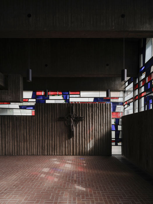 Kirche, Hl. Johannes XXIII., Köln, Brutalismus, Sichtbeton, Baum, Wurzel, KHG, Lichtreflexion, Schwarz — Marvin Schwienheer, Architektur, Architekturfotografie, Design, Fotografie, Innenarchitektur, Interior Design, Interiorfotografie