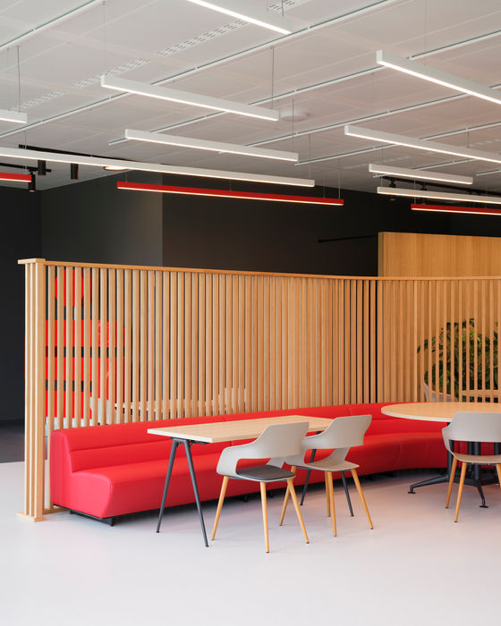 Sparkasse, Firmenzentrale, Berlin, Kantine, Restaurant, Holz, Rot, Walter Knoll, Lightnet — Marvin Schwienheer, Architektur, Architekturfotografie, Design, Fotografie, Innenarchitektur, Interior Design, Interiorfotografie