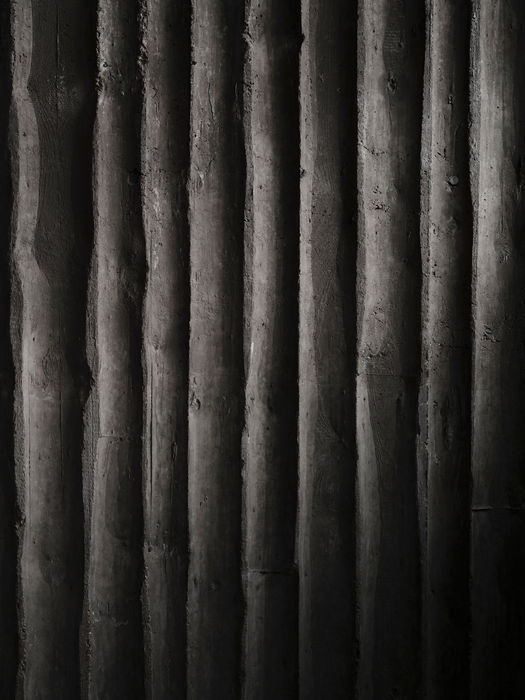 Kirche, Hl. Johannes XXIII., Köln, Brutalismus, Sichtbeton, Baum, Wurzel, KHG, Oberfläche, Schwarz, Lichtreflexion — Marvin Schwienheer, Architektur, Architekturfotografie, Design, Fotografie, Innenarchitektur, Interior Design, Interiorfotografie