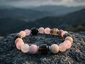 I en moderne verden, der tempoet ofte overtar stillheten, lever ISOLDE videre som en bro mellom det gamle og det nåværende. Armbåndet bæres ikke som et minne om fortiden, men som en påminnelse i hverdagen om å stå stødig i seg selv, om å følge det intuitive og om å finne klarhet midt i bevegelse.