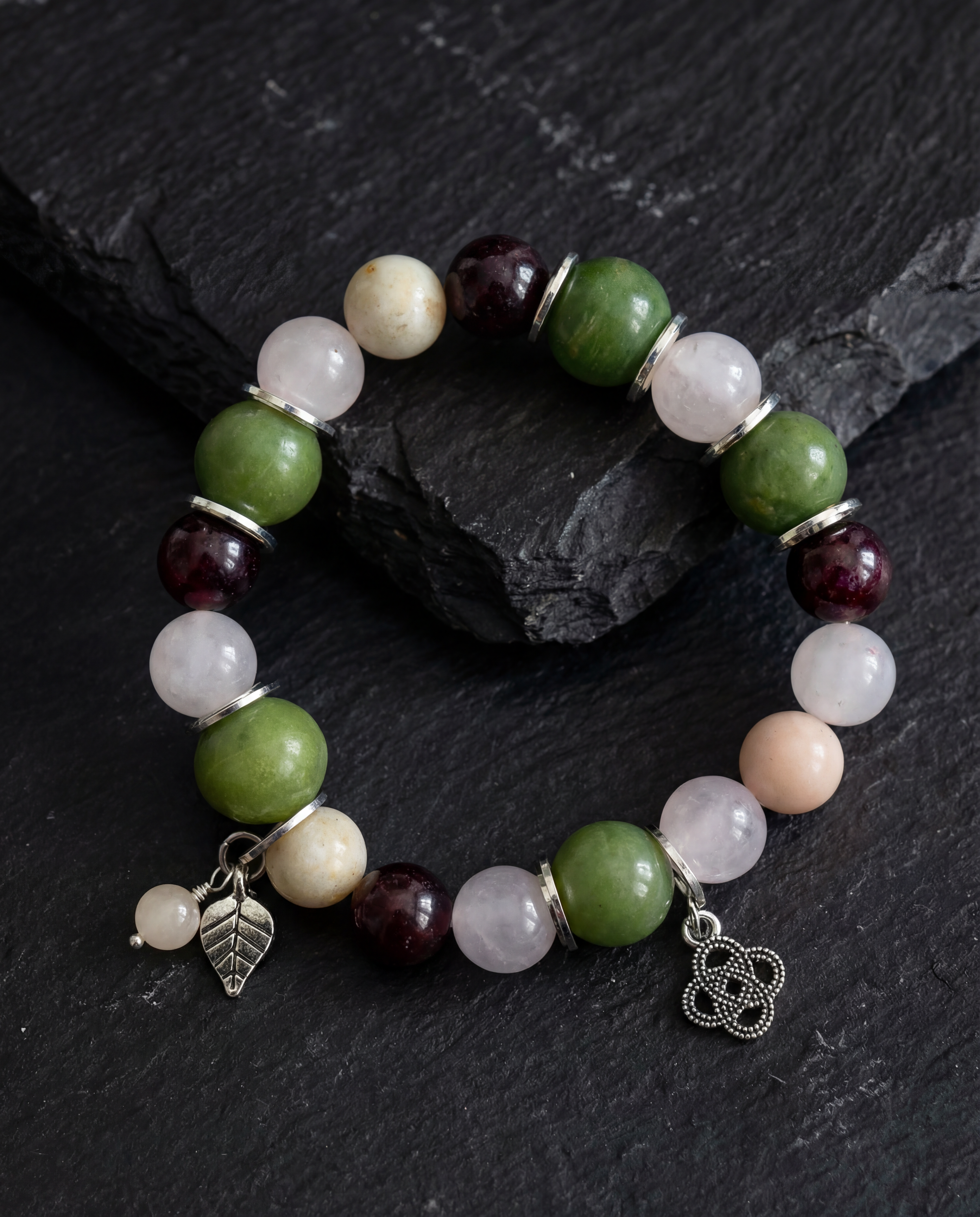 ARMBÅND "NOIRE" AV GRANAT, KVARTS, JASPIS 10/12 mm