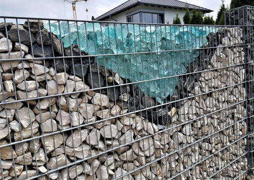 kreativer sichtschutz dreieck gabione glas schotter hellblau grau baige zaun gartenbau.jpg