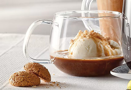 Affogato mit Mandel- Amaretti Eis & Karamellsauce