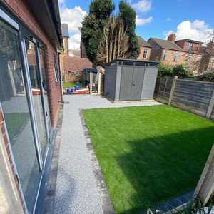 RESIN BOUND PATIO WITH ARTIFICIAL GRASS SQUARE