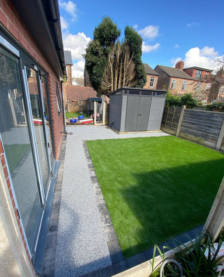 RESIN BOUND PATIO WITH ARTIFICIAL GRASS SQUARE