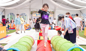 運動教室中的小孩進行平衡練習