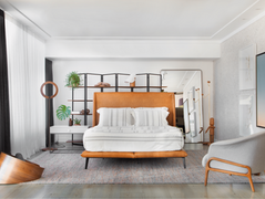 A Cama Dreams une conforto e sofisticação em um desenho marcante. Seu encosto alto com laterais levemente curvadas cria uma sensação de aconchego, enquanto a base delicada e os pés metálicos trazem leveza ao conjunto.
Revestida em couro natural, ela combina presença e suavidade, sendo ideal para ambientes que valorizam o design com personalidade. Com proporções bem resolvidas e linhas elegantes, a Dreams é perfeita para quem busca um descanso com estilo.