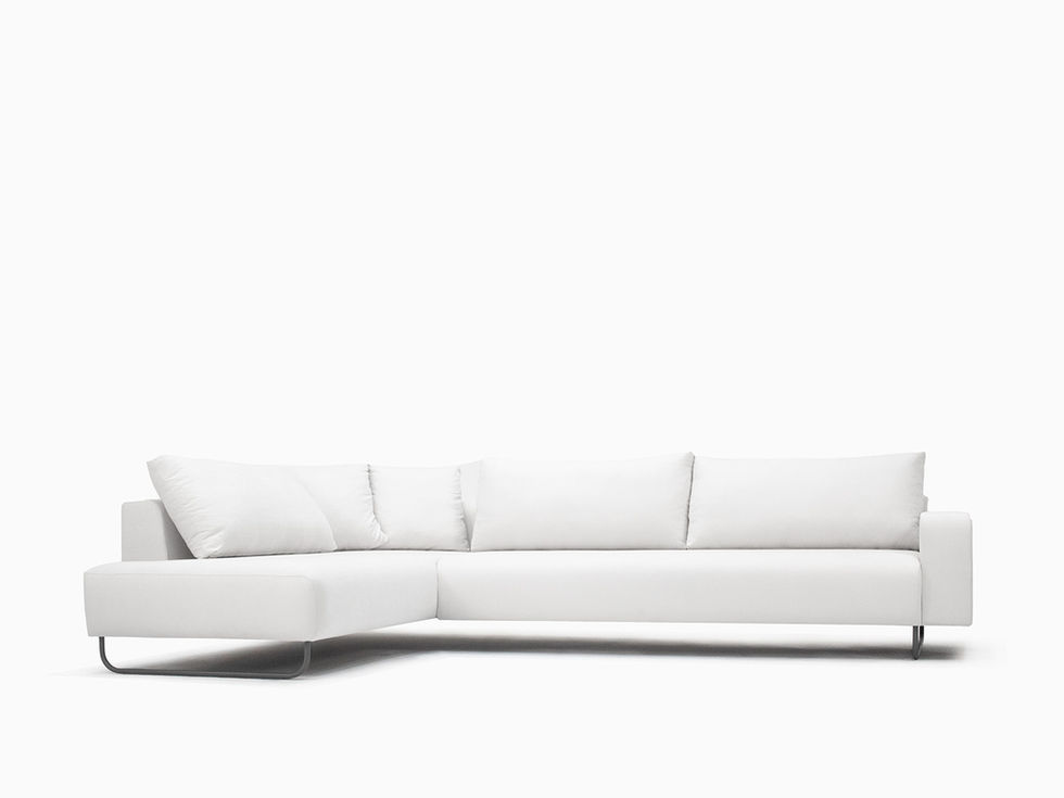 O sofá Decor combina conforto com uma estética leve e contemporânea. Seu design traz linhas retas e bem definidas, com encosto em almofadas soltas que reforçam a sensação de acolhimento sem pesar visualmente.
A base elevada e os pés metálicos curvos dão um toque sutil de sofisticação, enquanto os braços retos equilibram sua presença no ambiente. Com proporções generosas e visual limpo, ele é ideal para quem busca um estilo moderno, versátil e atemporal.
Perfeito para compor espaços com personalidade, o sofá Decor une forma e função com elegância discreta.