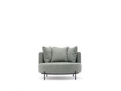 A poltrona Jungle combina conforto e presença com naturalidade. Seu design traz formas amplas e estofamento generoso, criando uma sensação de acolhimento logo no primeiro olhar. Os braços largos e o encosto envolvente reforçam uma estética robusta e contemporânea, ideal para quem valoriza peças com personalidade.

Com linhas bem definidas e proporções equilibradas, ela se destaca tanto como peça única quanto integrada a composições maiores. A Jungle é perfeita para ambientes que pedem conforto com estilo — onde o design é protagonista, mas nunca perde a leveza do bem-estar.