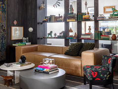 O sofá Mood traduz conforto com leveza e simplicidade. Seu design aposta em linhas suaves e braços estreitos, que criam uma estética limpa e contemporânea. Com proporções equilibradas e visual descomplicado, ele é ideal para quem busca um ambiente acolhedor, com toque moderno e descontraído.