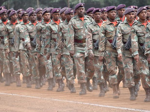 Misbruik van die SANDF se kamoefleer-uniforms moet stop