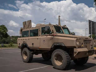 'n Militêre vragmotor ry glo nie spesiaal om boomstompe te verwyder nie